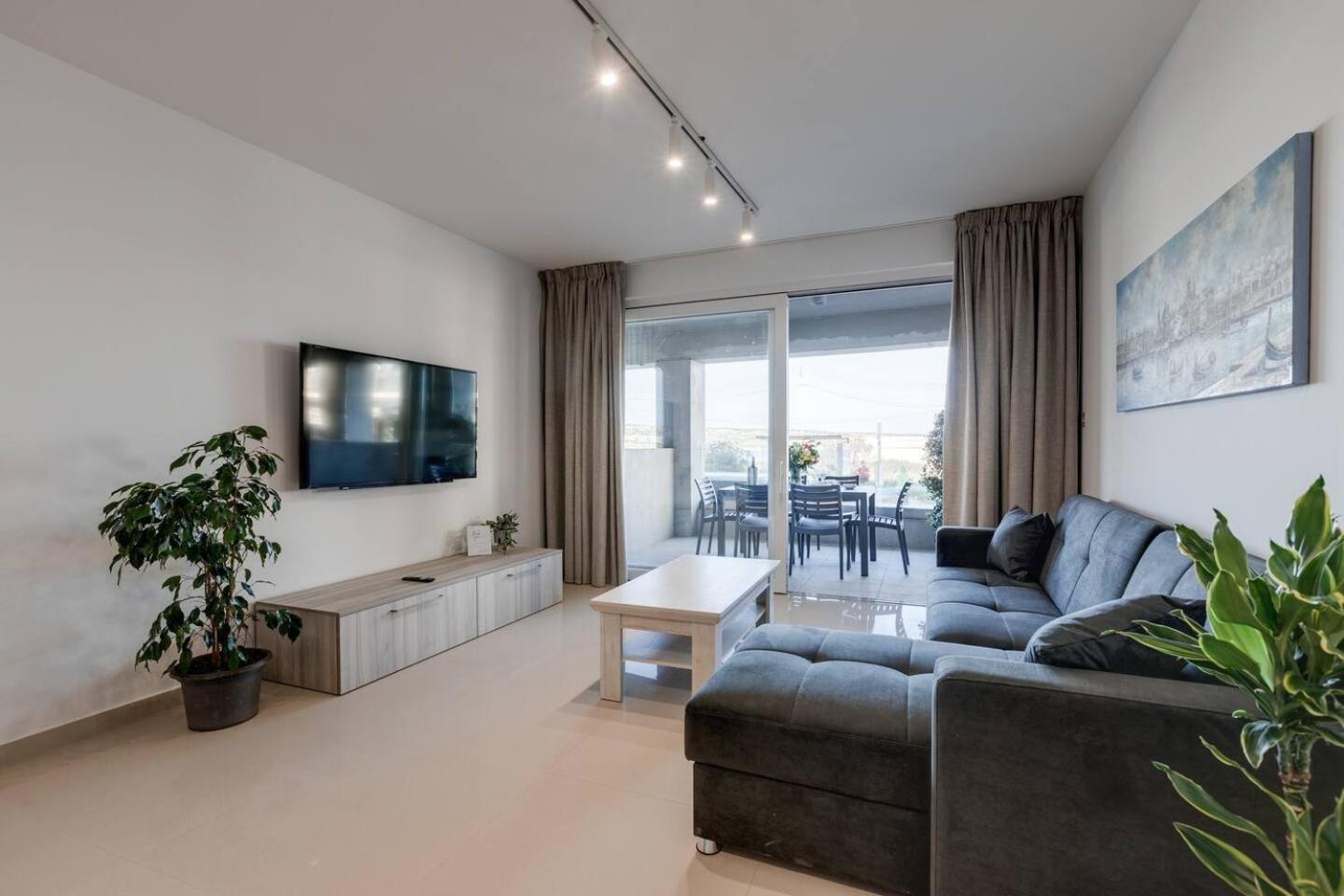 9Ten11 Seafront By Homely Mellieħa Dış mekan fotoğraf